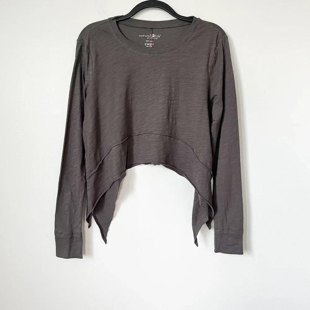 NEW Natural Life Cropped Tee Gray Womens Small Asymmetric High Low Hem Raw Edge